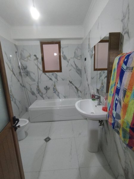 Fier, jepet me qera apartament+verande | Penthouse 2+1+Ballkon, Kati 9, 160 m² 300 € (Pran shkolles Andon xoxa)