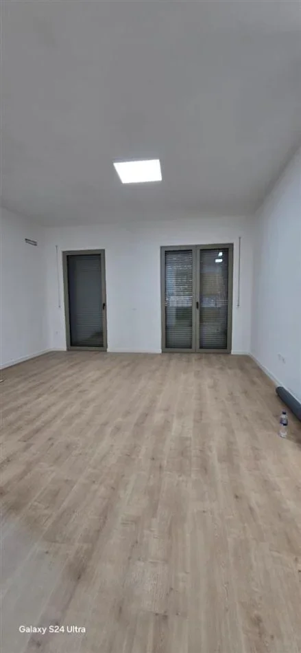 Tirane, jepet me qera apartament 2+1, Kati 2, 130 m² 700 € (KOMPLEKSI DELIJORGJI)