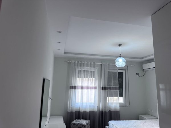 Tirane, jepet me qera apartament 3+1+Ballkon, Kati 5, 115 m² 650 € (Kristal center)