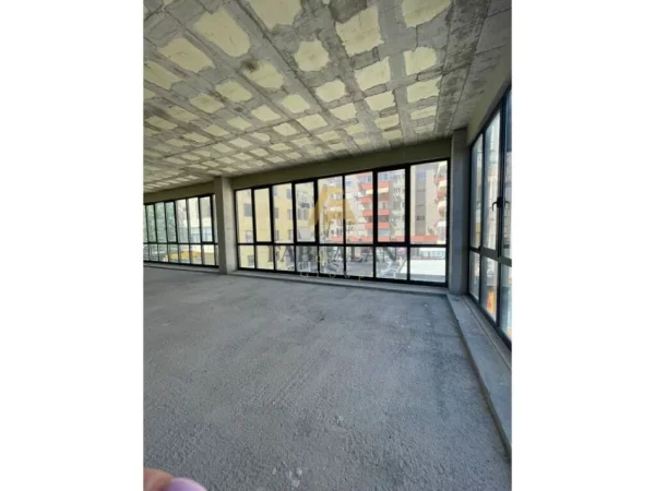 Tirane, shitet ambjent biznesi , Kati 2, 577 m² 519,400 € (Kamez)