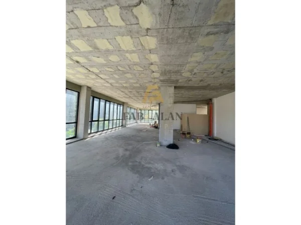 Tirane, shitet ambjent biznesi , Kati 2, 577 m² 519,400 € (Kamez)