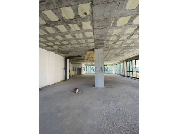 Tirane, shitet ambjent biznesi , Kati 2, 577 m² 519,400 € (Kamez)