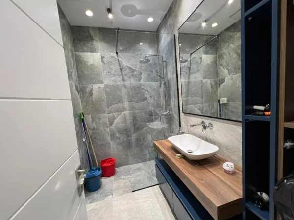 Tirane, jepet me qera apartament 1+1, Kati 8, 65 m² 800 € (Rruga e kavajes, Square 21)