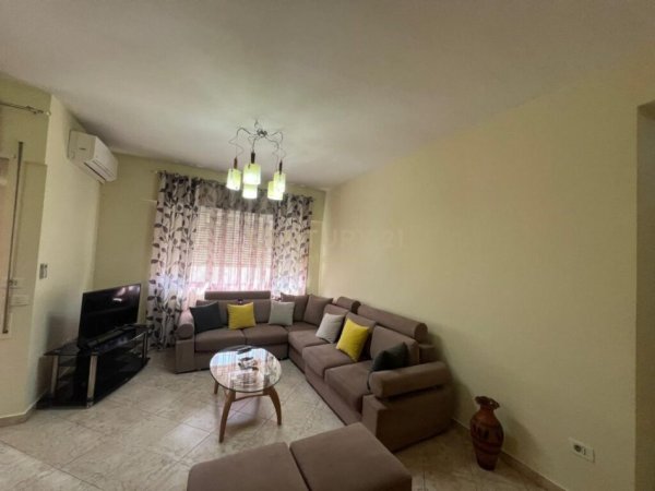 Tirane, jap me qera apartament 2+1+Ballkon, Kati 3, 84 m² 650 € (Komuna e Parisit)