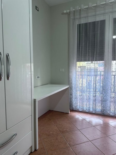 Tirane, jepet me qera apartament 3+1, Kati 5, 115 m² 650 € (Kristal Center)