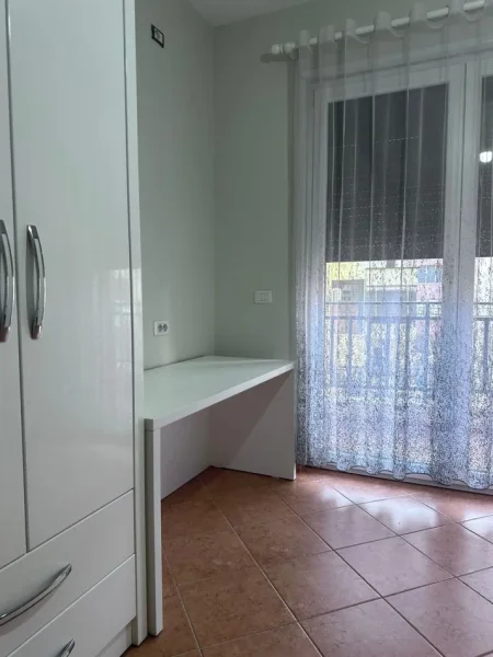 Tirane, jepet me qera apartament 3+1, Kati 5, 115 m² 650 € (Kristal Center)