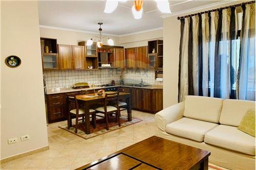 Tirane, jepet me qera apartament 1+1+Ballkon, Kati 5, 70 m² 550 € (Komuna e Parisit)