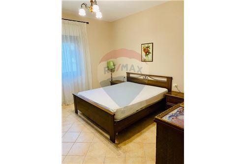 Tirane, jepet me qera apartament 1+1+Ballkon, Kati 5, 70 m² 550 € (Komuna e Parisit)