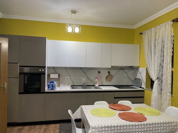 Tirane, jepet me qera apartament 2+1+Ballkon, Kati 1, 100 m² 600 € (Ferit Xhajko)