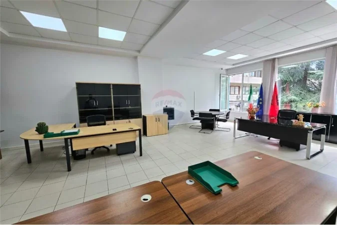 Tirane, jepet me qera zyre , Kati 2, 64 m² 650 € (Myslym Shyri - Ish Ekspozita)