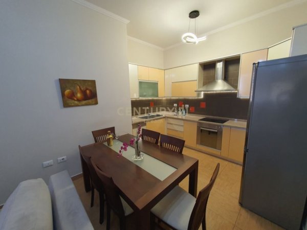 Tirane, jepet me qera apartament 1+1+Ballkon, Kati 4, 79 m² 800 € (Garda, BLLOK)