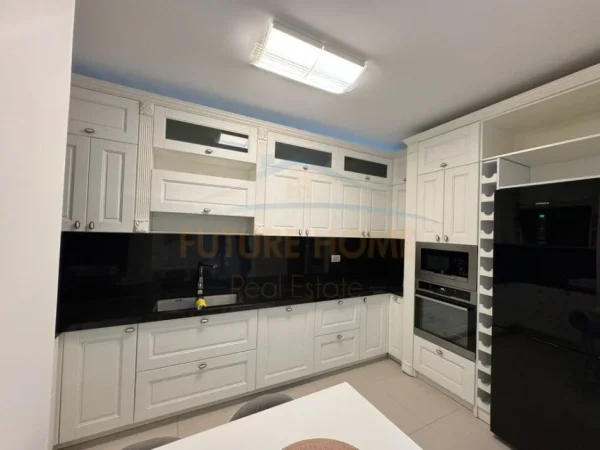 Tirane, jepet me qera apartament 3+1, Kati 5, 163 m² 2,000 € (Rrugs e Elbasanit)