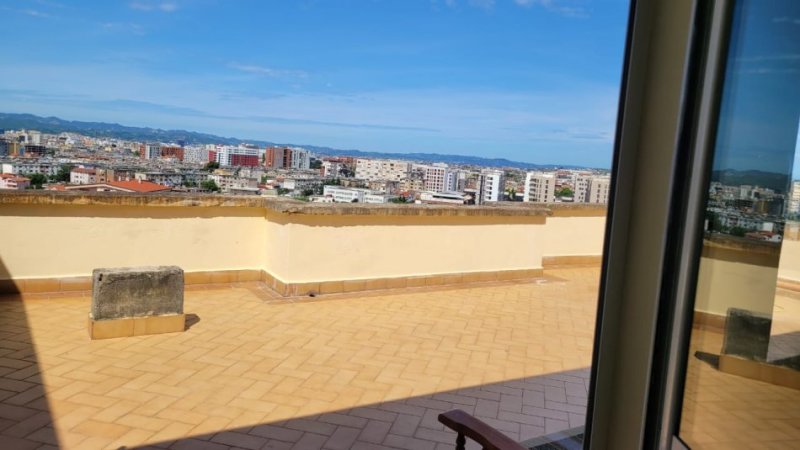 Tirane, jepet me qera apartament 3+1, Kati 7, 200 m²