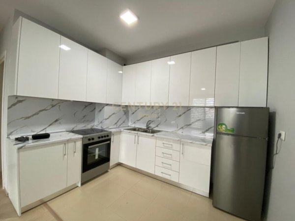 Tirane, jepet me qera apartament 1+1+Ballkon, Kati 5, 81 m² 500 € (rruga e dibres)