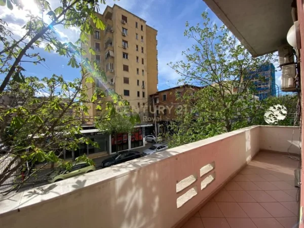 Tirane, jepet me qera apartament 3+1, Kati 1, 87 m² 700 € (rruga e barrikadave)