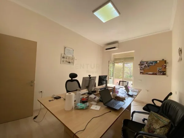 Tirane, jepet me qera apartament 3+1, Kati 1, 87 m² 700 € (rruga e barrikadave)