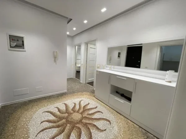 Tirane, jepet me qera apartament 2+1+Ballkon, Kati 4, 103 m² 600 € (qendra kristal)