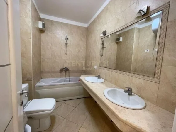 Tirane, jepet me qera apartament 2+1+Ballkon, Kati 4, 103 m² 600 € (qendra kristal)