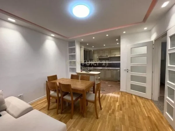 Tirane, jepet me qera apartament 2+1+Ballkon, Kati 4, 103 m² 600 € (qendra kristal)