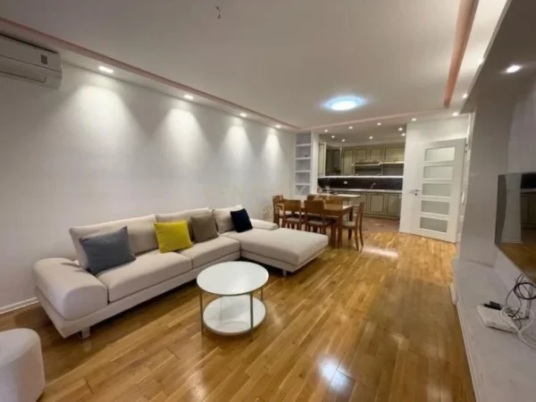 Tirane, jepet me qera apartament 2+1+Ballkon, Kati 4, 103 m² 600 € (qendra kristal)