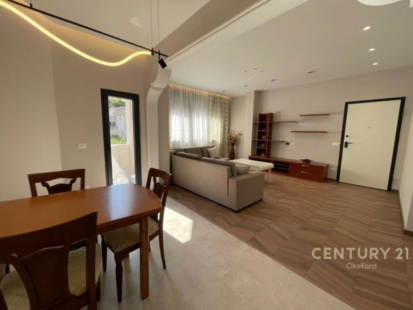 Tirane, jepet me qera apartament 2+1+Ballkon, , 120 m² 750 € 