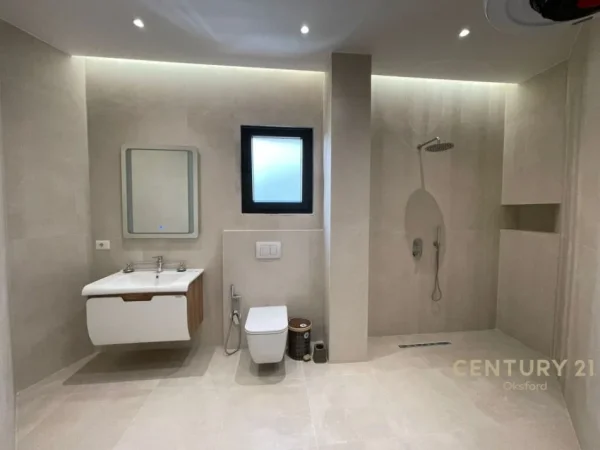 Tirane, jepet me qera apartament 2+1+Ballkon, , 120 m² 750 € 