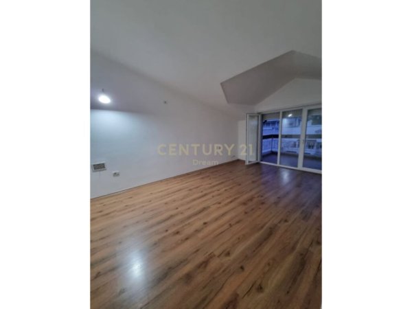 Tirane, jepet me qera apartament duplex Dublex, Kati 4, 155 m² 400 € (Fresku)