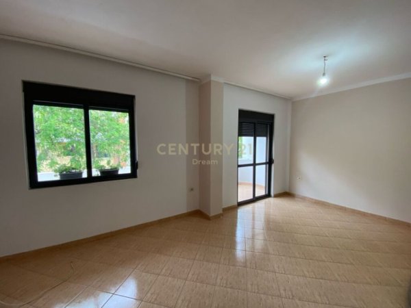 Tirane, shitet apartament 2+1+Ballkon, Kati 1, 93 m² 134,850 € (Rruga Riza Cerova, Rruga Bardhyl)