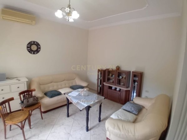 Tirane, jepet me qera Vile 2+1+Ballkon, Kati 1, 120 m² 400 € (Rruga Siri Kodra)