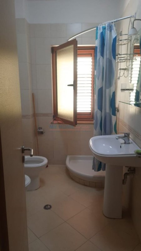 Tirane, jepet me qera apartament 3+1+Ballkon, Kati 2, 145 m² 600 € (Vilat Gjermane)