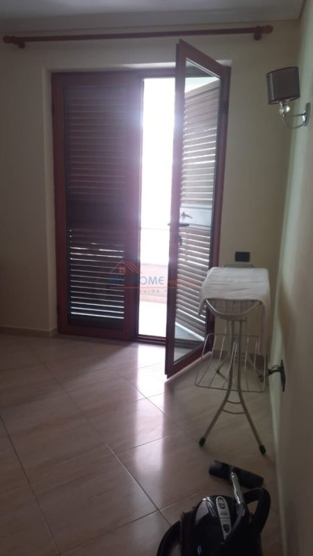 Tirane, jepet me qera apartament 3+1+Ballkon, Kati 2, 145 m² 600 € (Vilat Gjermane)