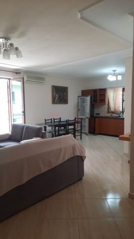 Tirane, jepet me qera apartament 3+1+Ballkon, Kati 2, 145 m² 600 € (Vilat Gjermane)