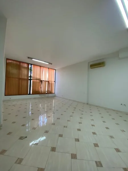 JEPET ME QIRA, AMBIENT BIZNESI, BBRYLI, TIRANË, 1600 EUR/MUAJ