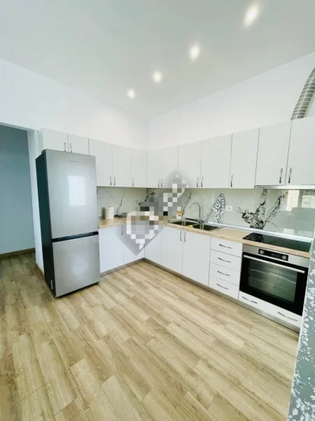 Tirane, jepet me qera apartament 1+1, Kati 1, 75 m² 450 € (XHAMLLIK)