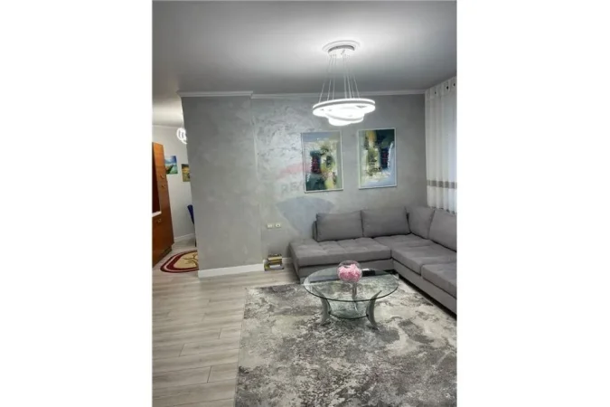 Tirane, jepet me qera apartament 1+1, Kati 5, 70 m² 700 € (rruga Kosovareve)