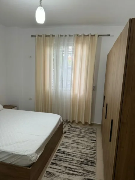 Tirane, jepet me qera apartament 1+1+Aneks+Ballkon, Kati 1, 70 m² 500 € (Rruga Dibres)
