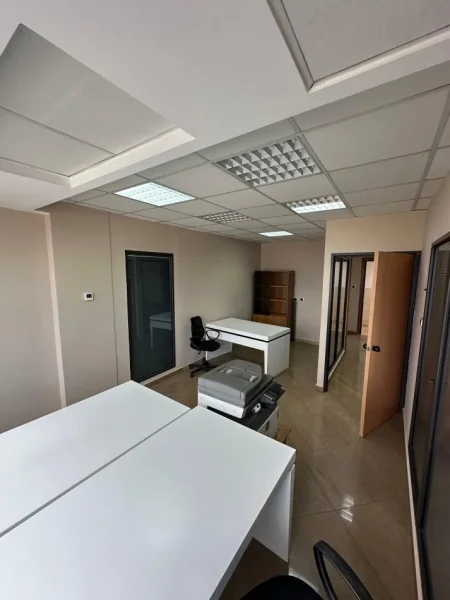 Tirane, jepet me qera ambjent biznesi , Kati 16, 320 m² 4,800 € (Blloku / Qender)