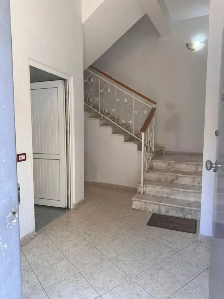 Tirane, jepet me qera ambjent biznesi , Kati 2, 90 m² 1,500 € (Selvia)