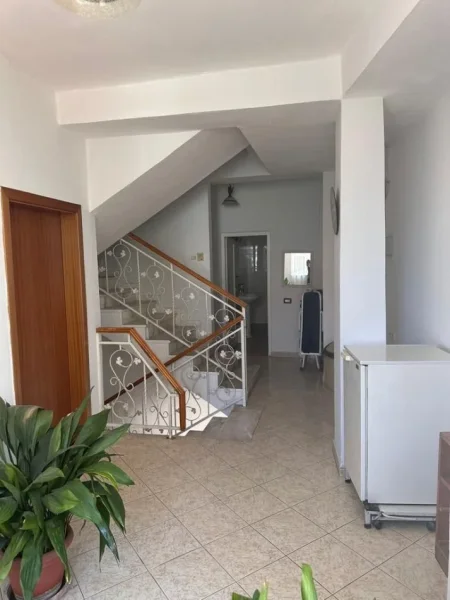 Tirane, jepet me qera ambjent biznesi , Kati 2, 90 m² 1,500 € (Selvia)