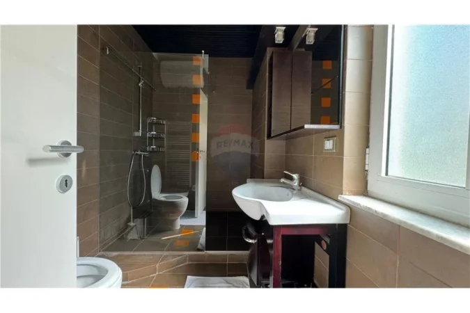 Tirane, jepet me qera apartament 2+1, Kati 7, 120 m² 800 € (Apartament 2+1+post parkimi per qira tek Ish Ekspozita!)
