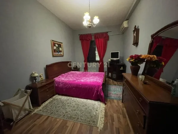 Tirane, jepet me qera apartament 2+1+Ballkon, Kati 2, 90 m² 900 € (Bllok)