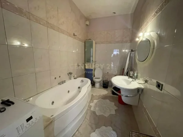 Tirane, jepet me qera apartament 2+1+Ballkon, Kati 2, 90 m² 900 € (Bllok)