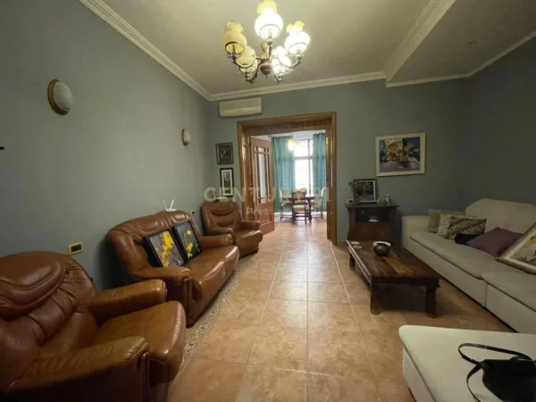 Tirane, jepet me qera apartament 2+1+Ballkon, Kati 2, 90 m² 900 € (Bllok)