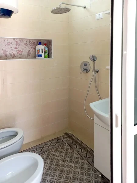 Tirane, jepet me qera apartament 1+1, Kati 1, 30 m² 350 € (Rruga Fortuzi)