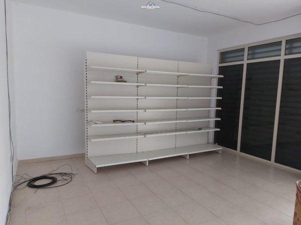 Tirane, jepet me qera dyqan , , 65 m² 400 € (ali demi)