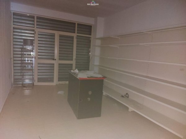 Tirane, jepet me qera dyqan , , 65 m² 400 € (ali demi)