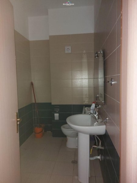 Tirane, jepet me qera dyqan , , 65 m² 400 € (ali demi)