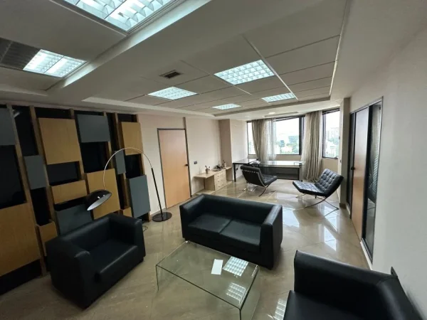 Tirane, jepet me qera zyre , Kati 10, 200 m² 4,800 € Piramida