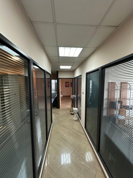 Tirane, jepet me qera zyre , Kati 10, 200 m² 4,800 € Piramida