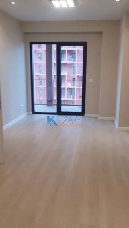 Tirane, jepet me qera zyre , Kati 10, 75 m² 650 € (Rruga e Kavajes, Tirana Garden Building)